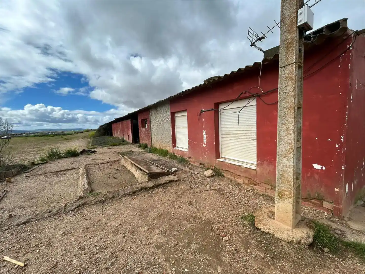 Vista exterior de Finca rústica en venda en Dueñas amb Jardí privat