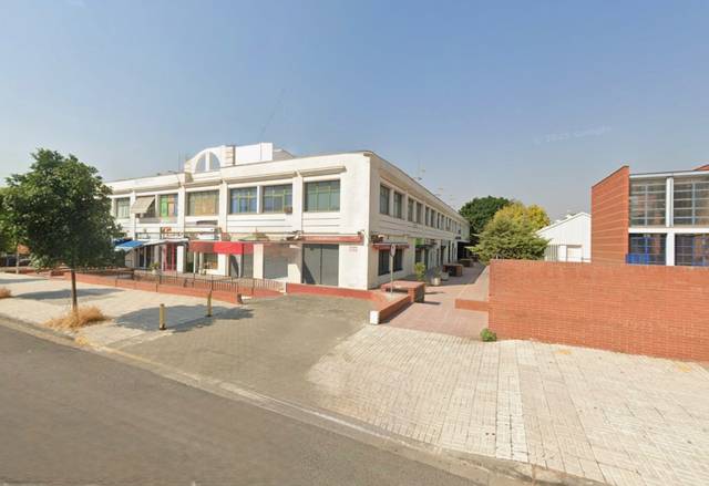 Local comercial en Alquiler en Calle Fernando Zóbel, 3 en Urbadiez - Entrepuentes