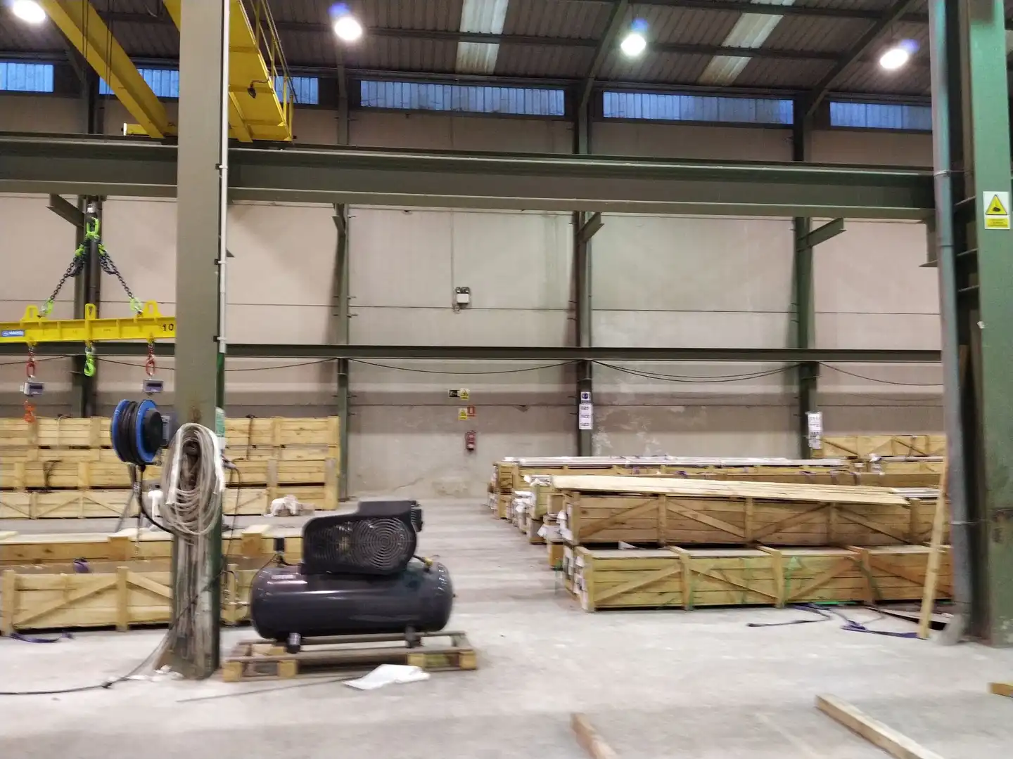 Außenansicht von Fabrikhallen zum Verkauf in Bárcena de Cicero