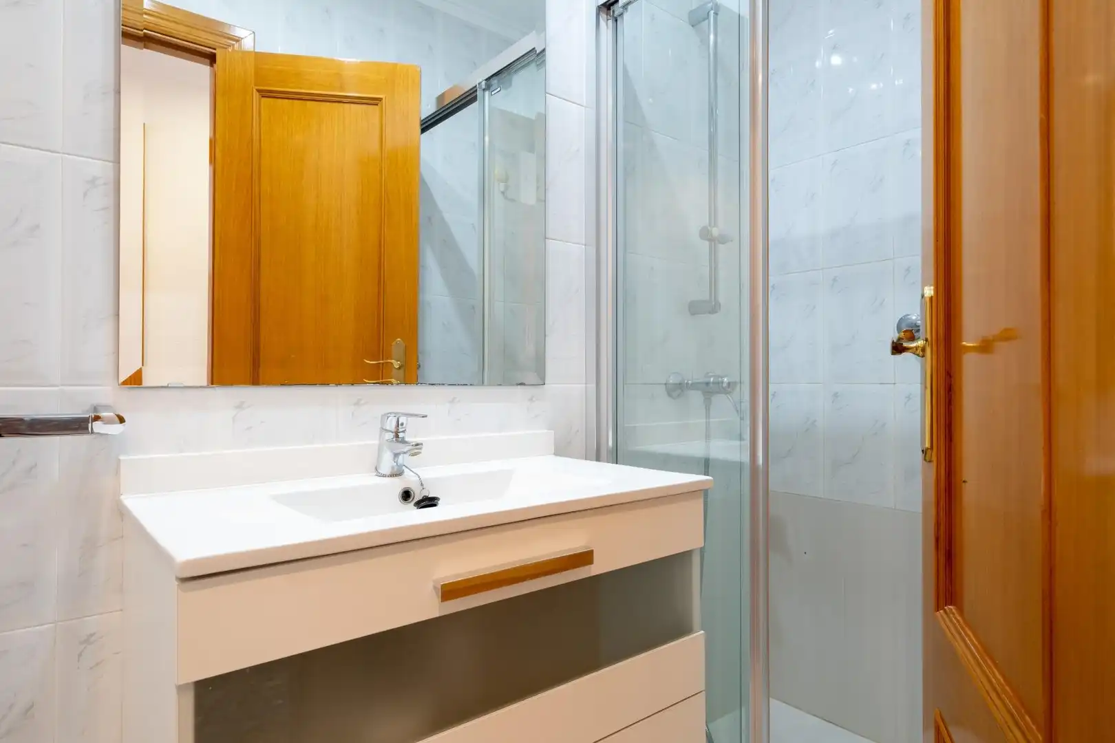 Badezimmer von Dachboden zur Miete in Moncada mit Privatgarten, Terrasse und Balkon