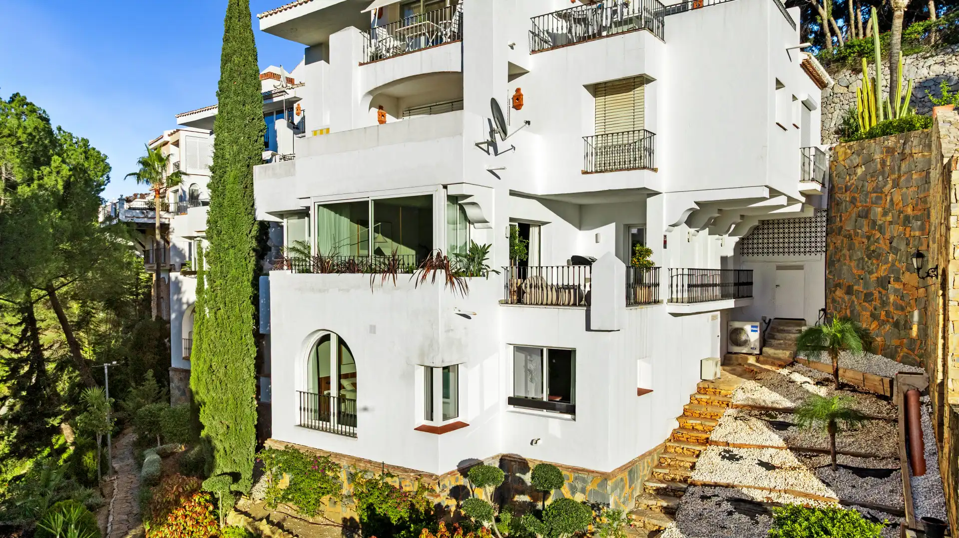 Exterior view of Apartments for sale in Benahavís  with Air Conditioner, Terrace and Swimming Pool