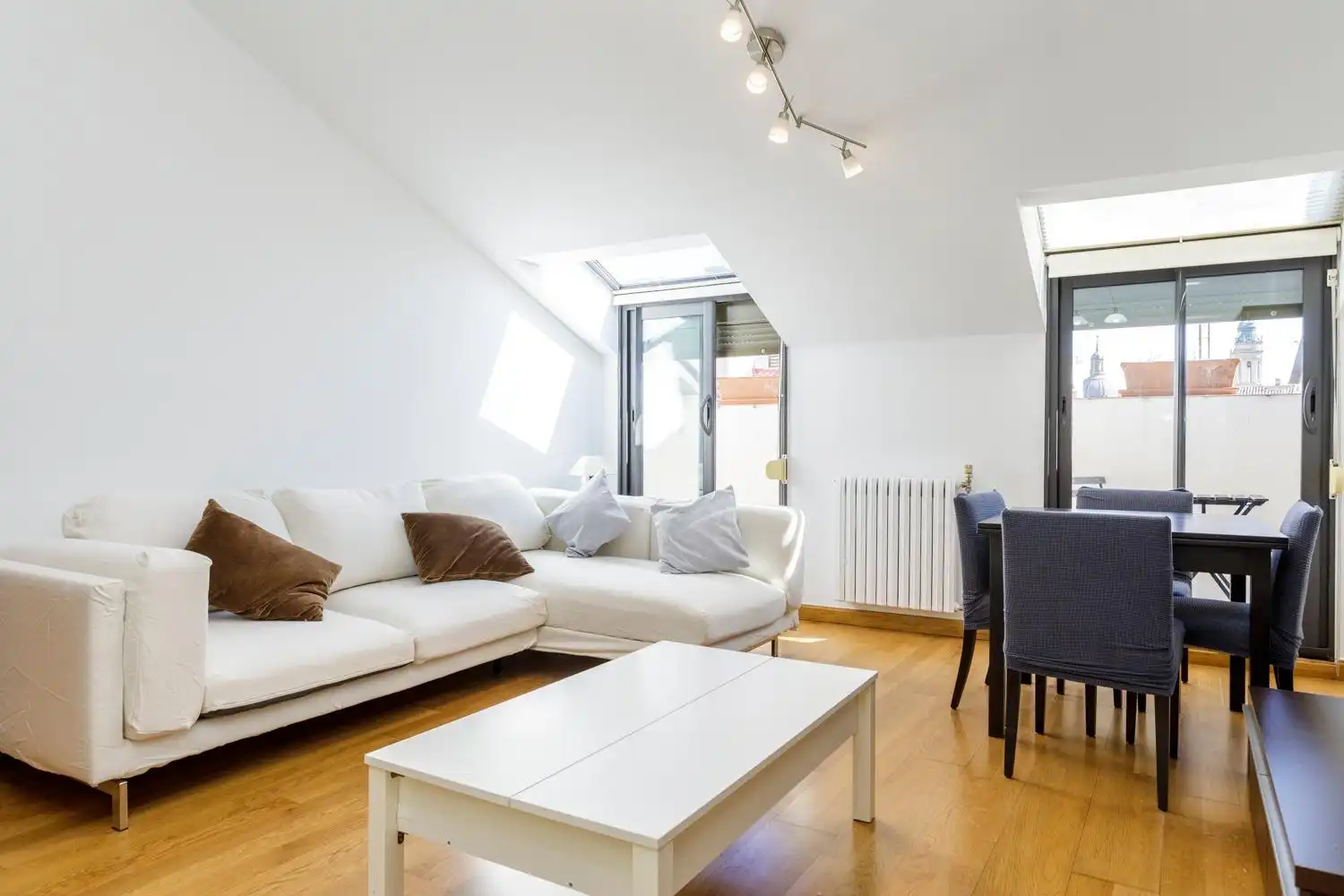 Sala d'estar de Àtic en venda en Zaragoza amb Calefacció, Parquet i Balcó