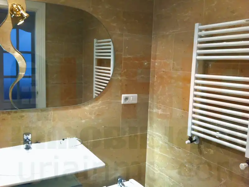 Baño de Apartamento en venta en Oviedo  con Calefacción, Parquet y Amueblado