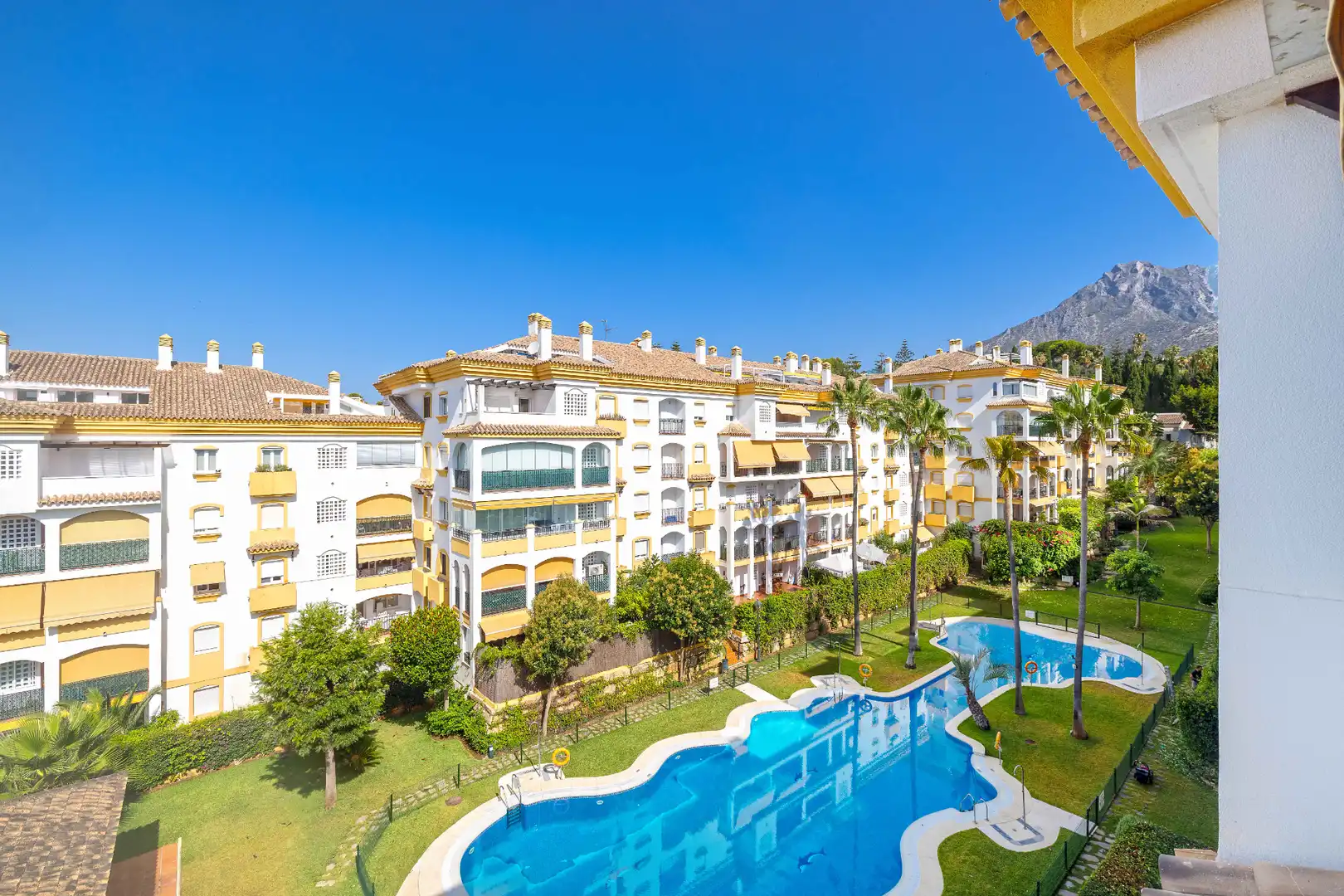 Vista exterior de Àtic en venda en Marbella amb Aire condicionat, Calefacció i Terrassa
