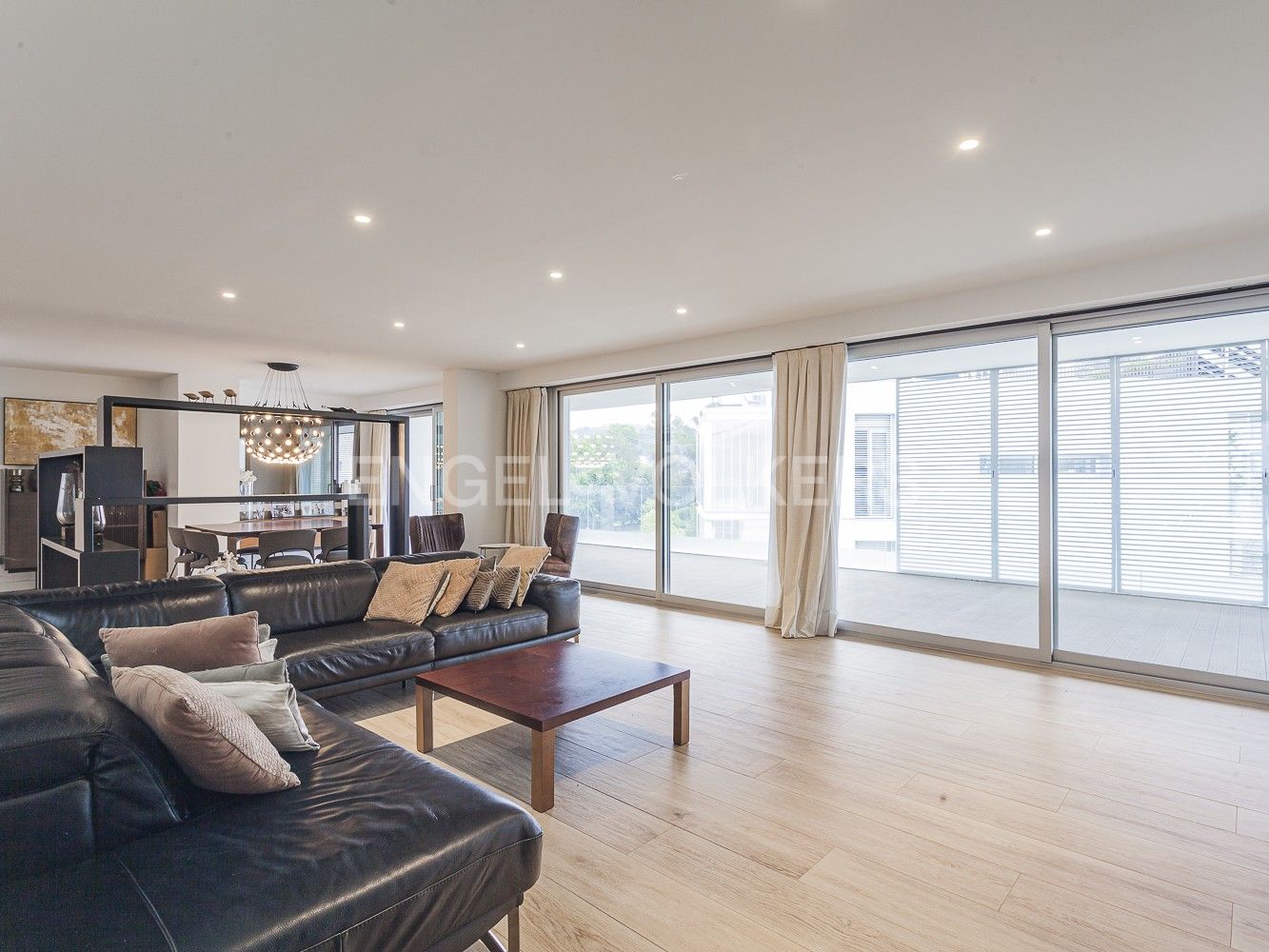 Living room of Attic for sale in Sant Cugat del Vallès  with Air Conditioner, Heating and Private garden