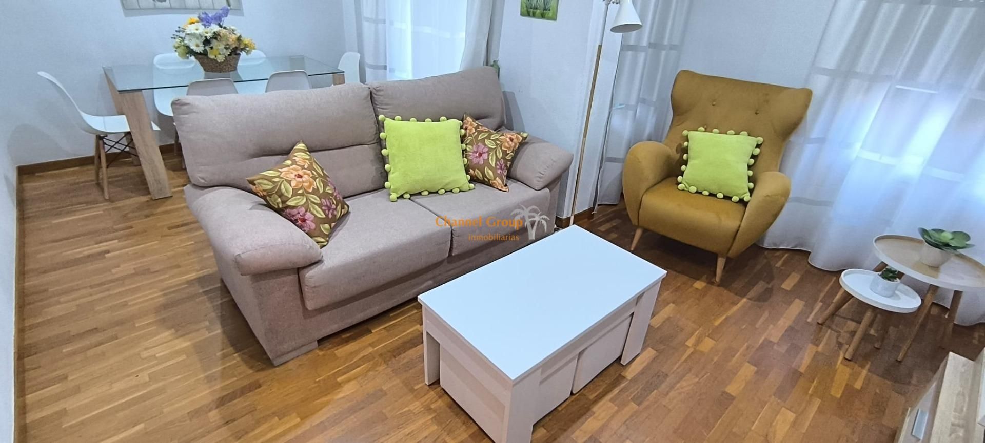Sala d'estar de Apartament de lloguer en Elche / Elx amb Balcó