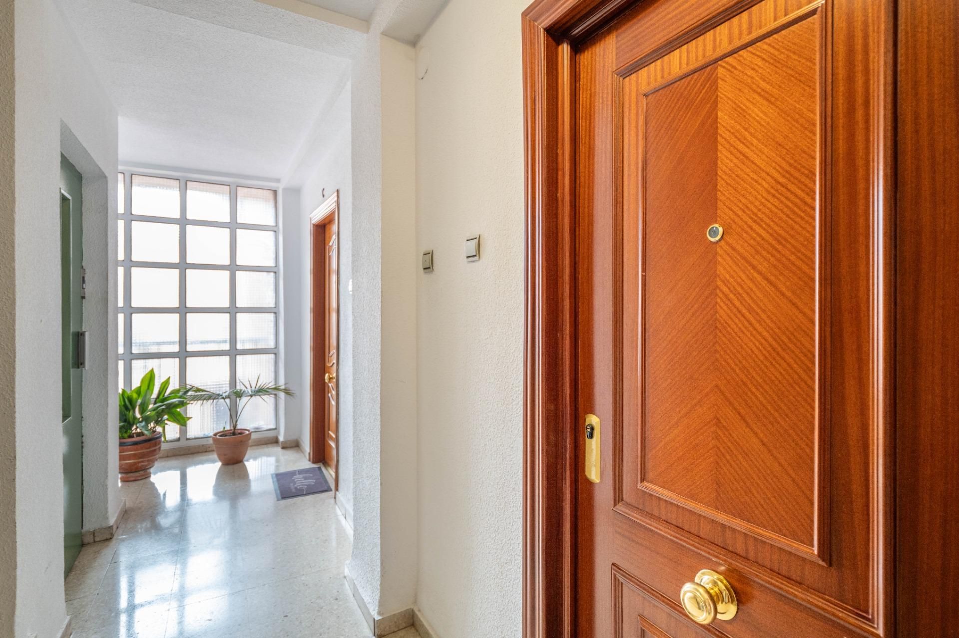 Piso en venta en  Granada Capital con Terraza y Balcón