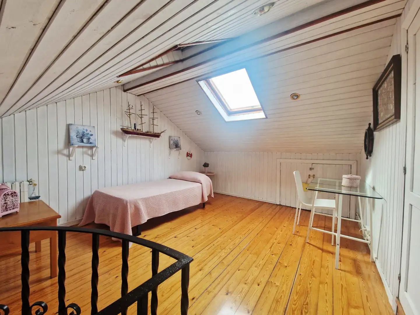 Habitación de Casa adosada en venta en Soto del Barco con Calefacción y Terraza