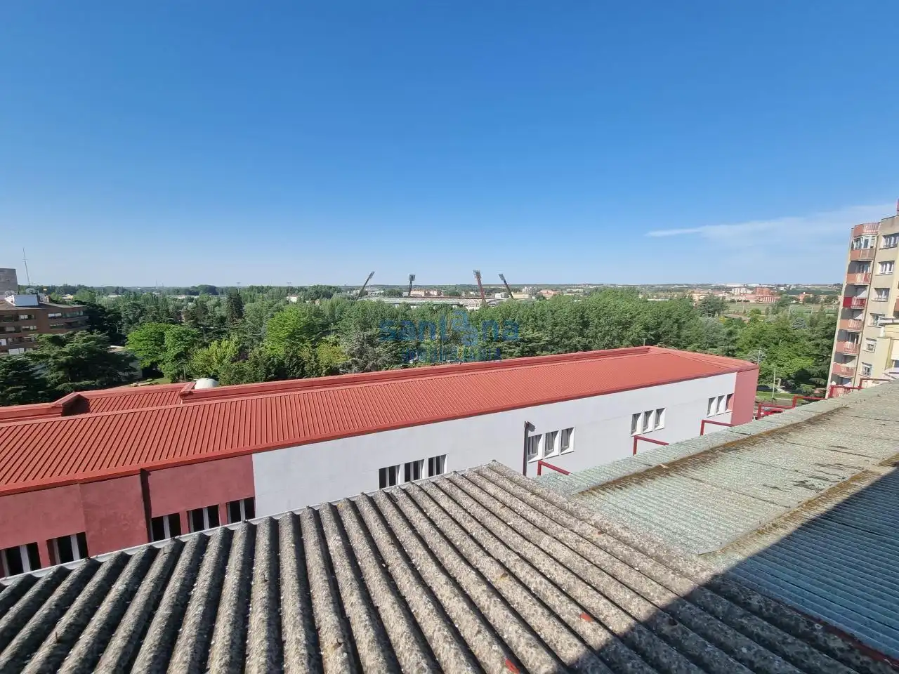 Vista exterior de Apartamento en venta en León Capital  con Calefacción y Terraza
