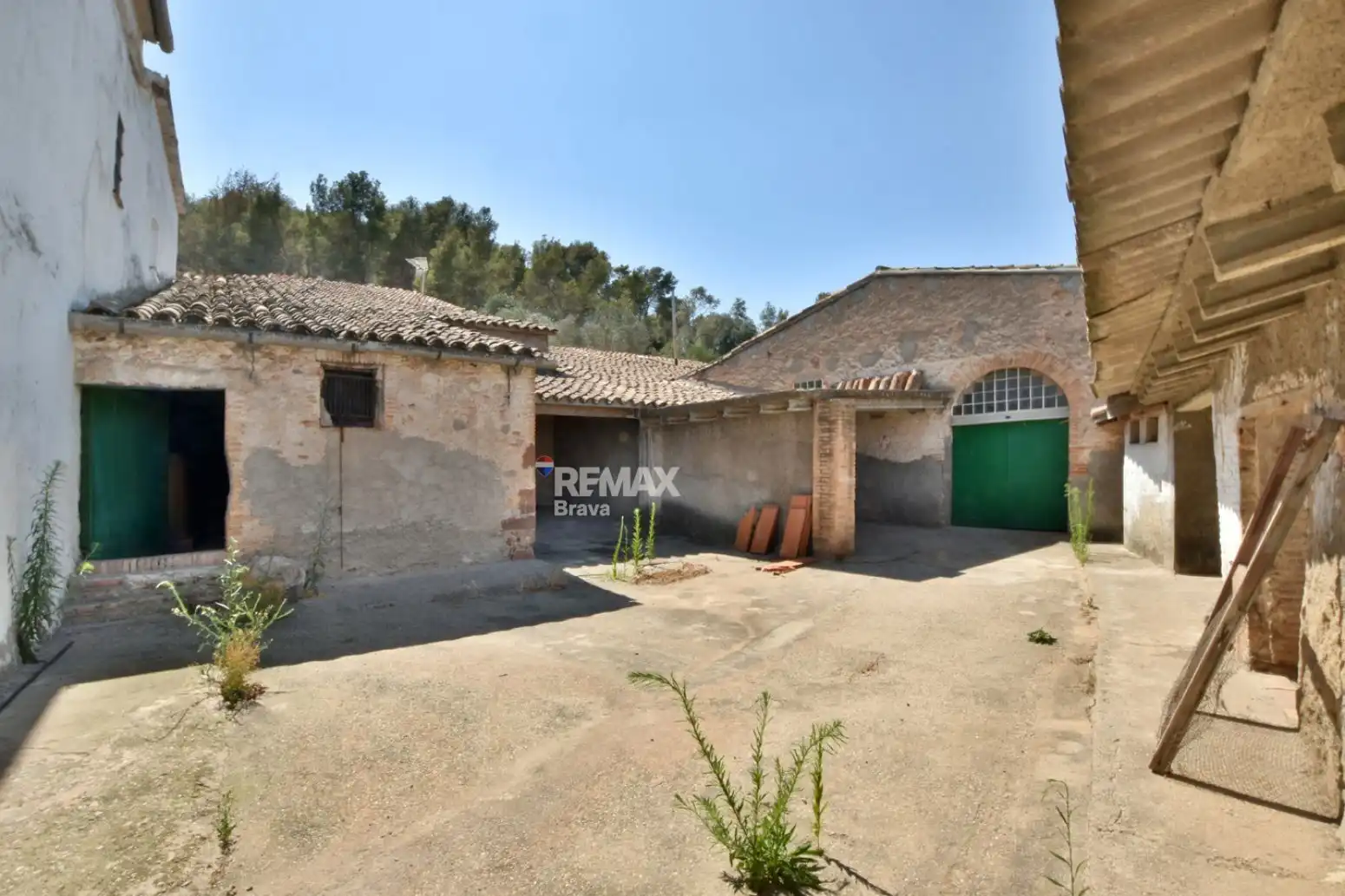 Vista exterior de Finca rústica en venda en Sant Andreu de la Barca amb Jardí privat