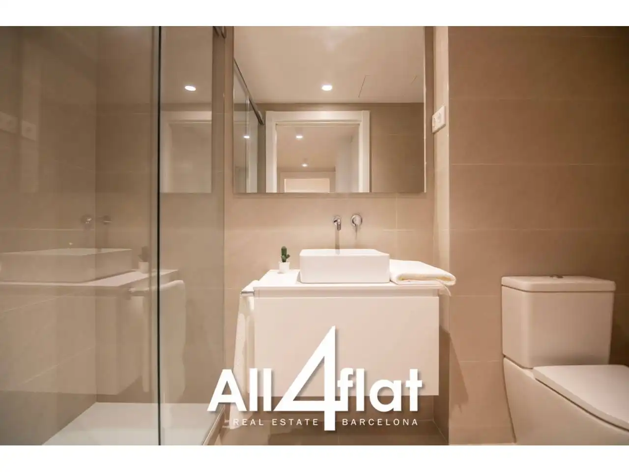 Bathroom of Flat for rent in Barcelona  with Air Conditioner, Heating and Furnished