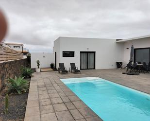 Piscina de Casa o xalet en venda en La Oliva amb Jardí privat, Piscina i Moblat