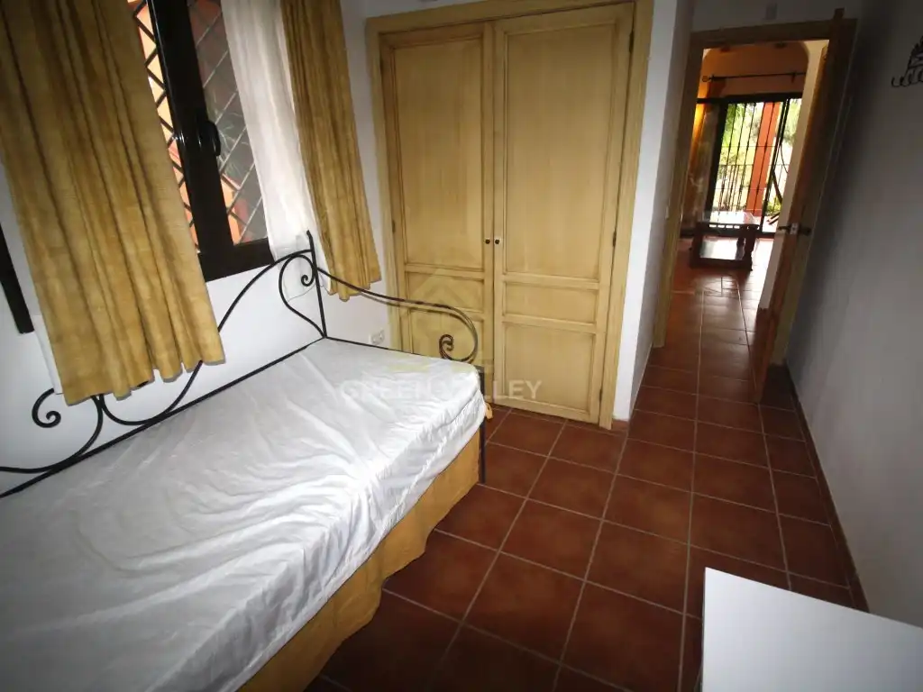 Schlafzimmer von Erdgeschoss zum Verkauf in La Alcaidesa mit Klimaanlage, Terrasse und Schwimmbad