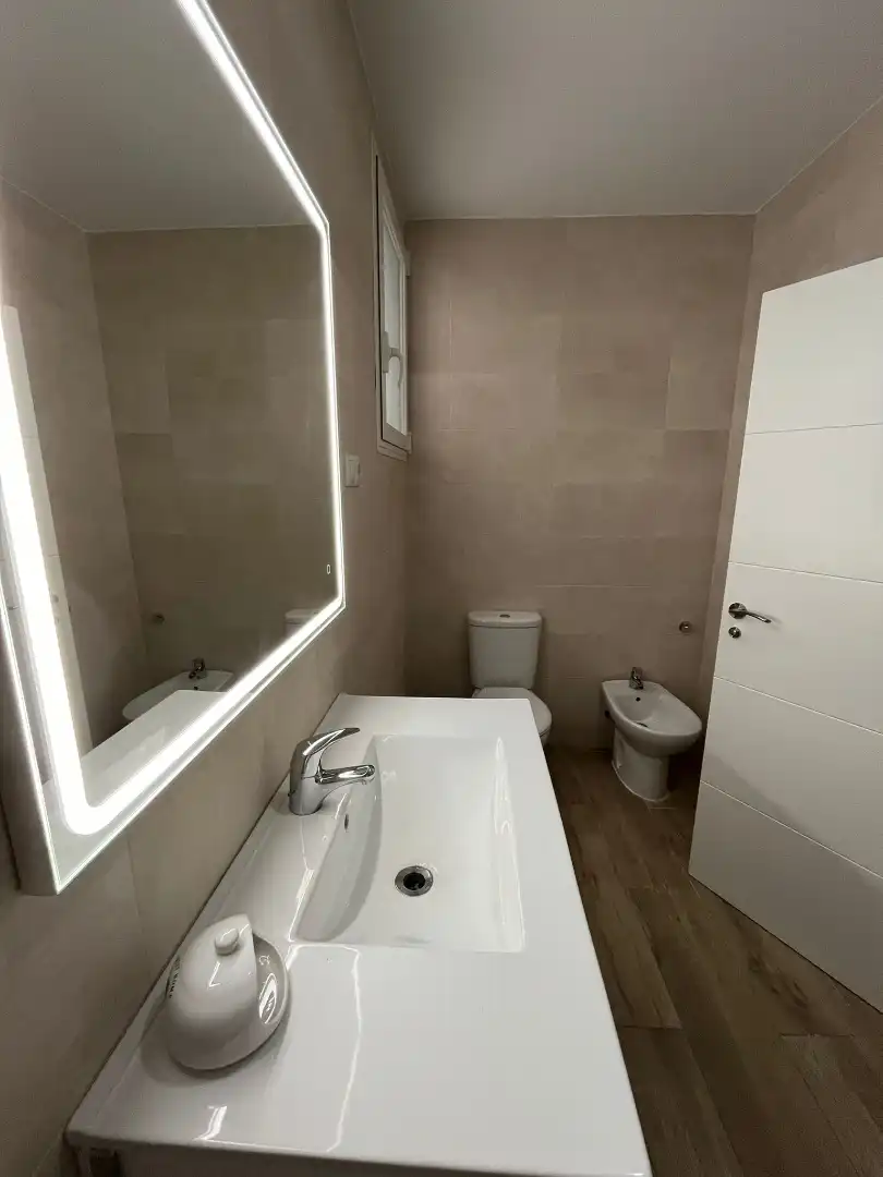Badezimmer von Wohnung zur untervermieten in Madrid mit Klimaanlage, Heizung und Möbliert