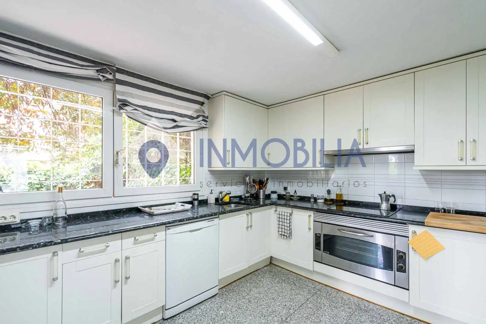 Cocina de Casa adosada en venta en Madrid con Aire acondicionado, Calefacción y Jardín privado