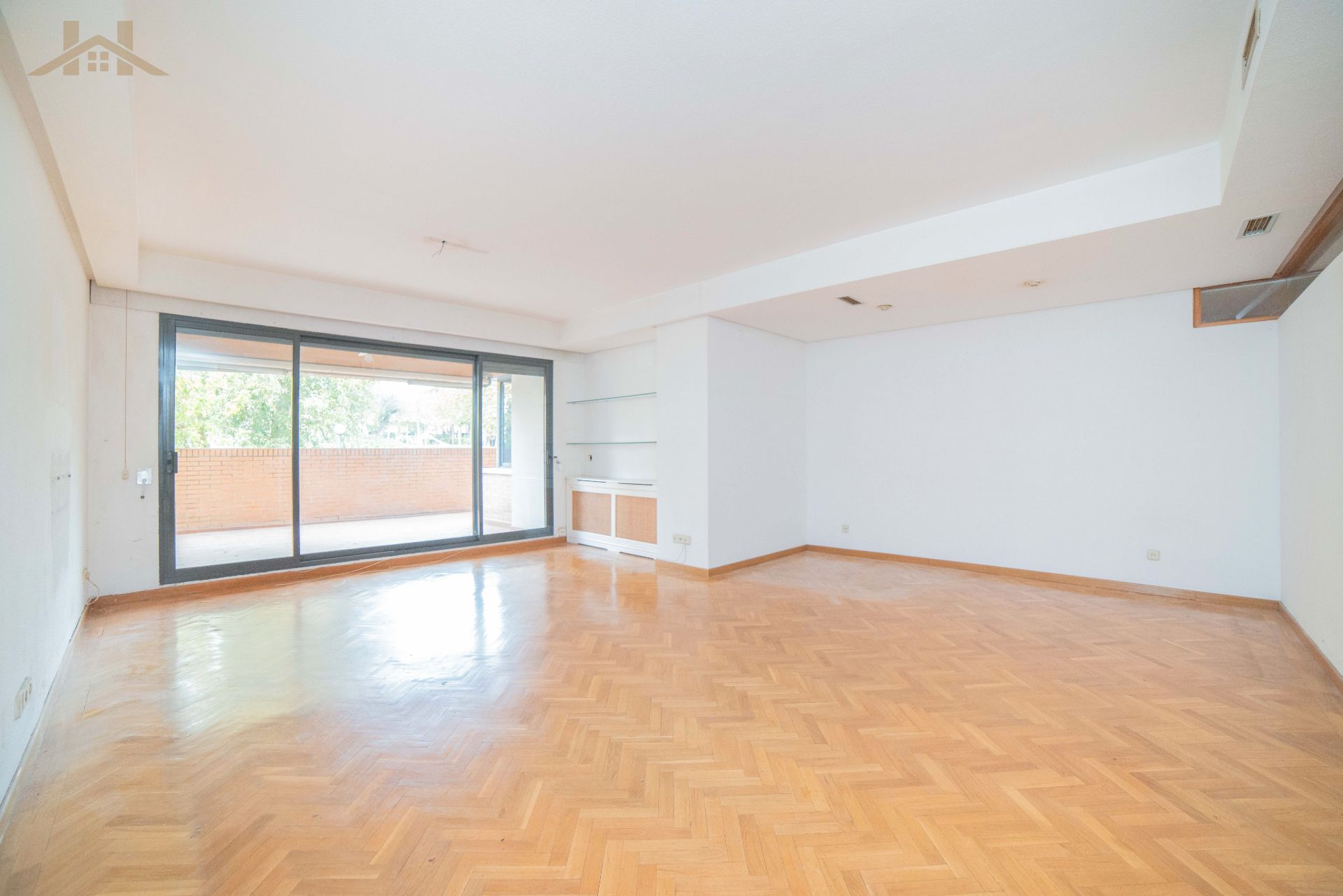 Living room of Flat for sale in Pozuelo de Alarcón  with Air Conditioner, Heating and Private garden