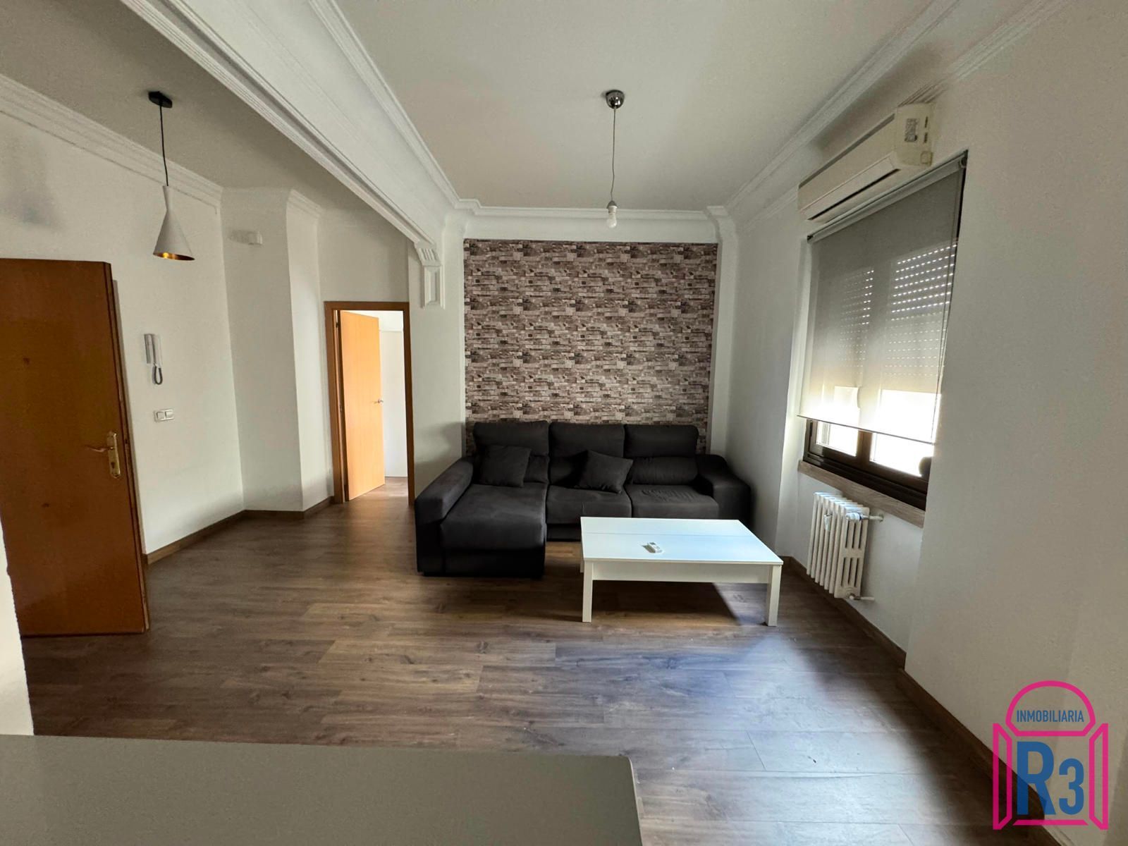 Sala d'estar de Apartament en venda en León Capital  amb Aire condicionat, Calefacció i Moblat