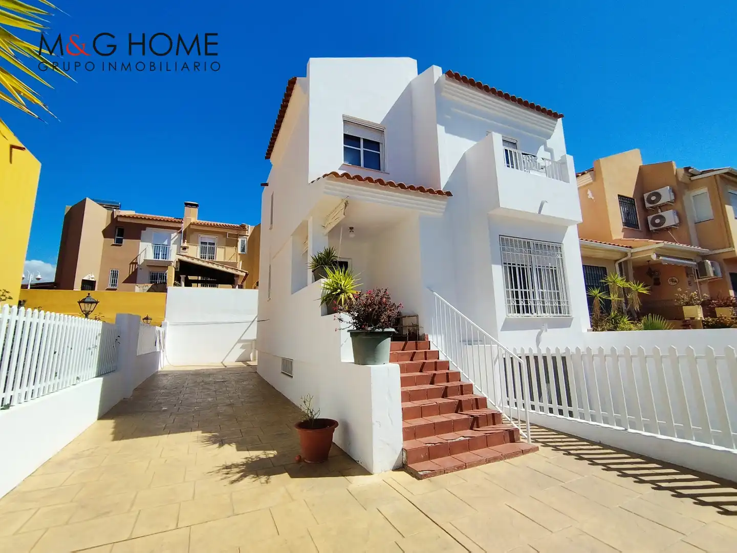 Vista exterior de Casa adosada en venda en Vélez-Málaga amb Terrassa, Traster i Moblat