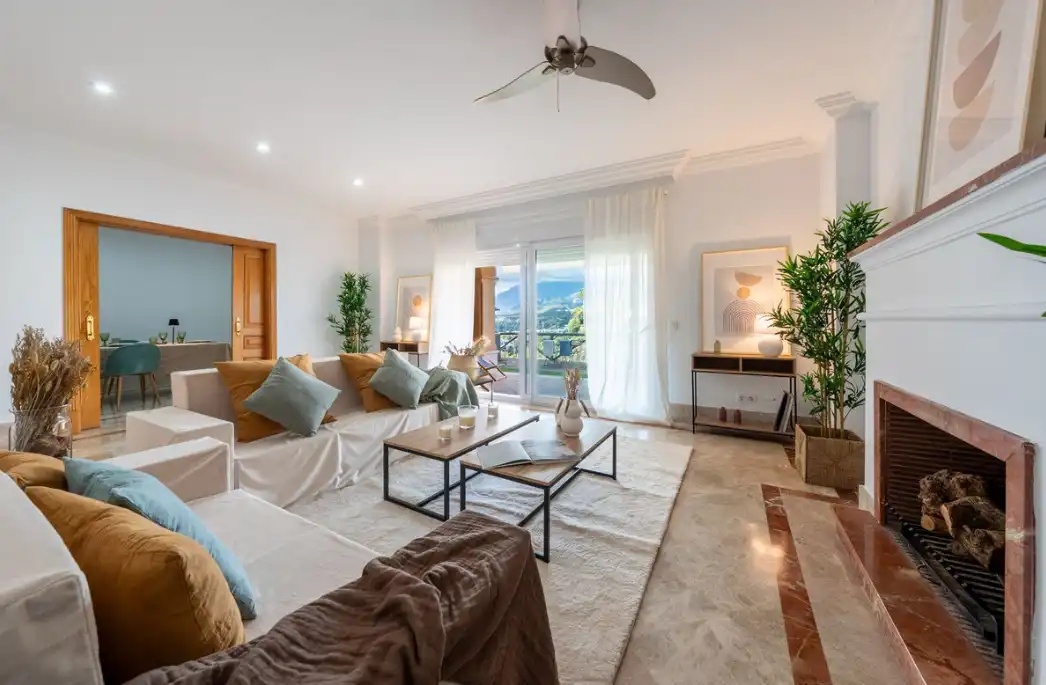 Sala d'estar de Casa adosada en venda en Marbella amb Aire condicionat, Jardí privat i Terrassa