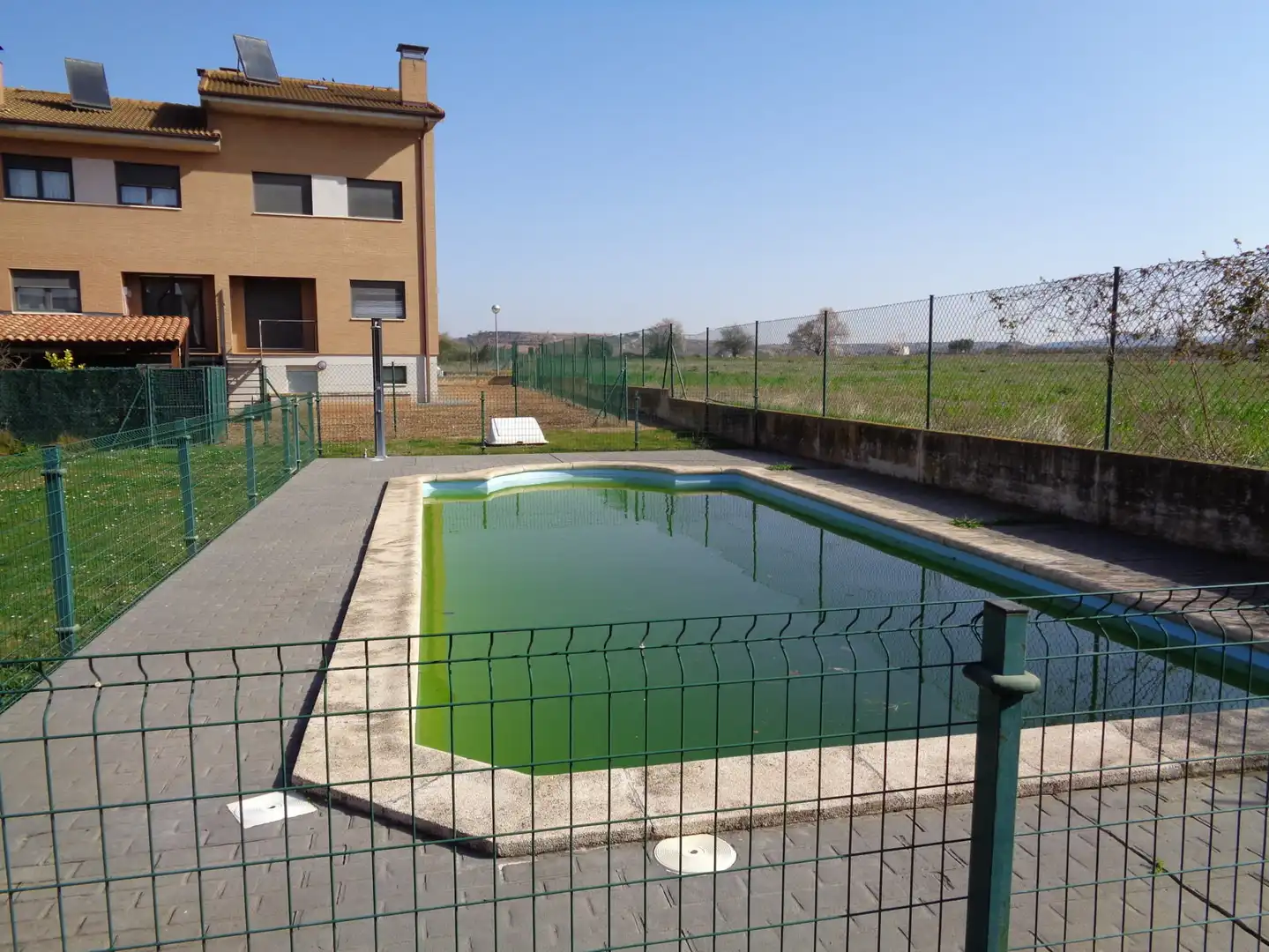 Piscina de Casa adosada en venta en Uruñuela con Calefacción, Jardín privado y Parquet