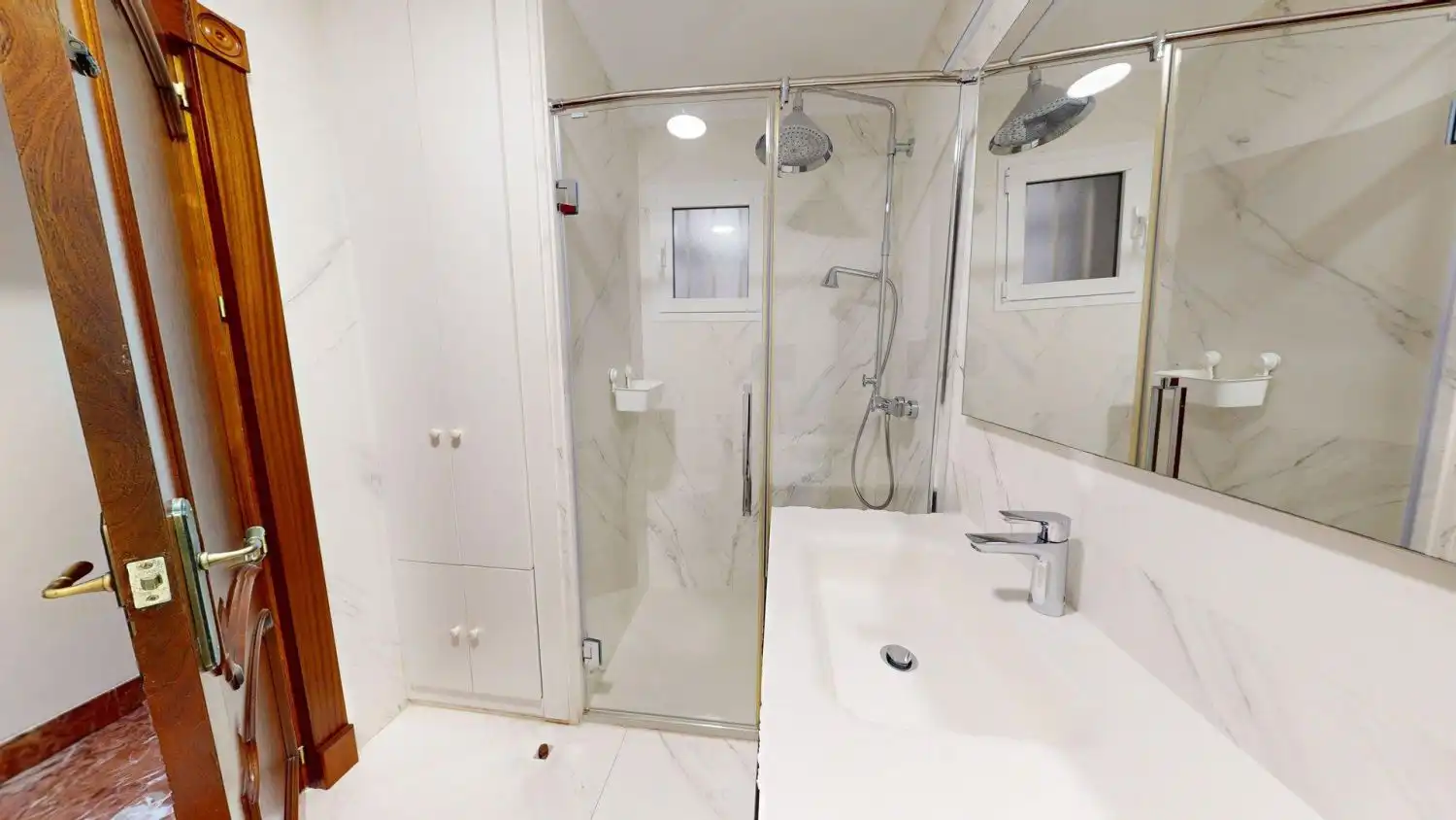 Bathroom of Flat for rent in Sevilla  with Air Conditioner, Heating and Terrace
