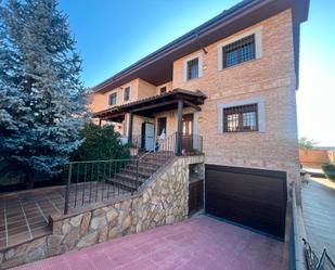 Exterior view of Single-family semi-detached to rent in Villaviciosa de Odón  with Air Conditioner, Terrace and Swimming Pool