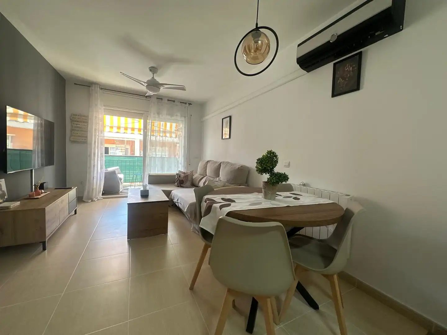 Living room of Flat for sale in Vandellòs i l'Hospitalet de l'Infant  with Air Conditioner, Furnished and Oven