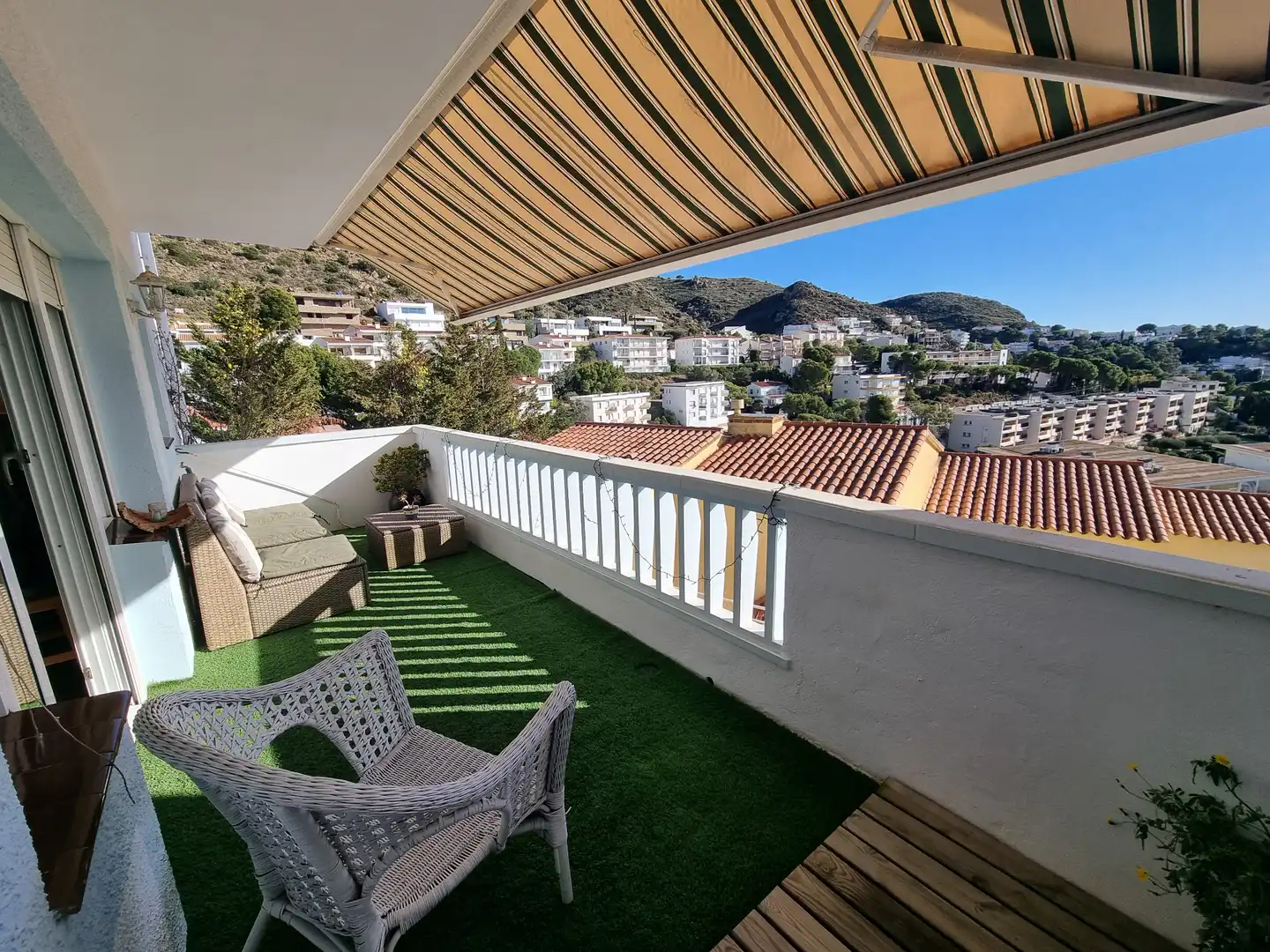 Terrasse von Einfamilien-Reihenhaus zum Verkauf in Roses mit Klimaanlage, Heizung und Privatgarten
