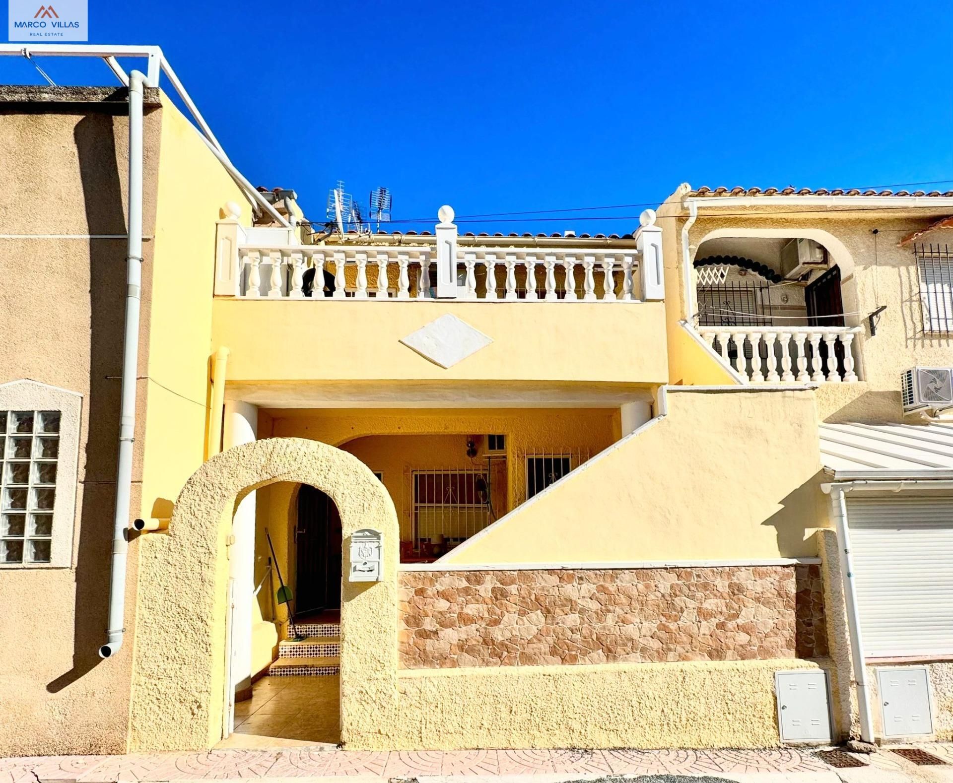 Vista exterior de Casa adosada en venda en San Fulgencio amb Aire condicionat, Jardí privat i Balcó