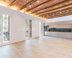 Exterior view of Apartment for sale in  Barcelona Capital  with Air Conditioner and Balcony