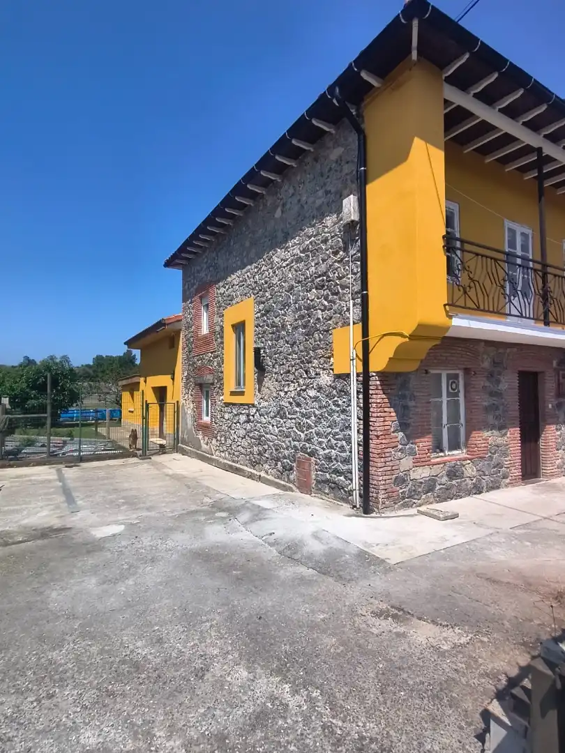 Vista exterior de Casa o chalet en venta en Santa María de Cayón con Terraza, Piscina y Balcón