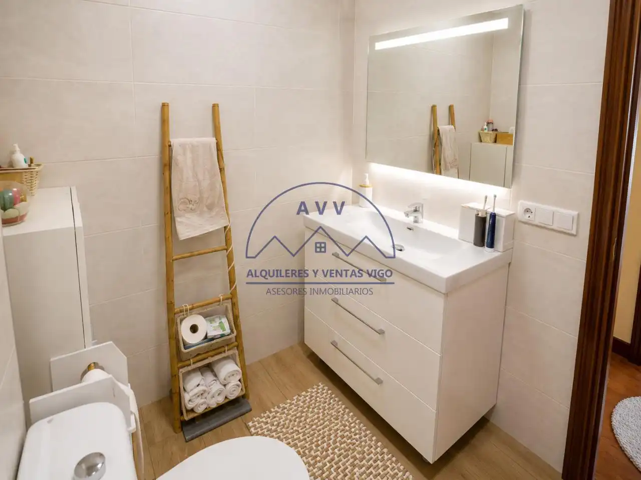 Baño de Piso en venta en Vigo  con Trastero y Amueblado