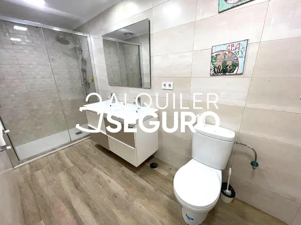 Badezimmer von Wohnung zur Miete in Madrid mit Klimaanlage und Heizung