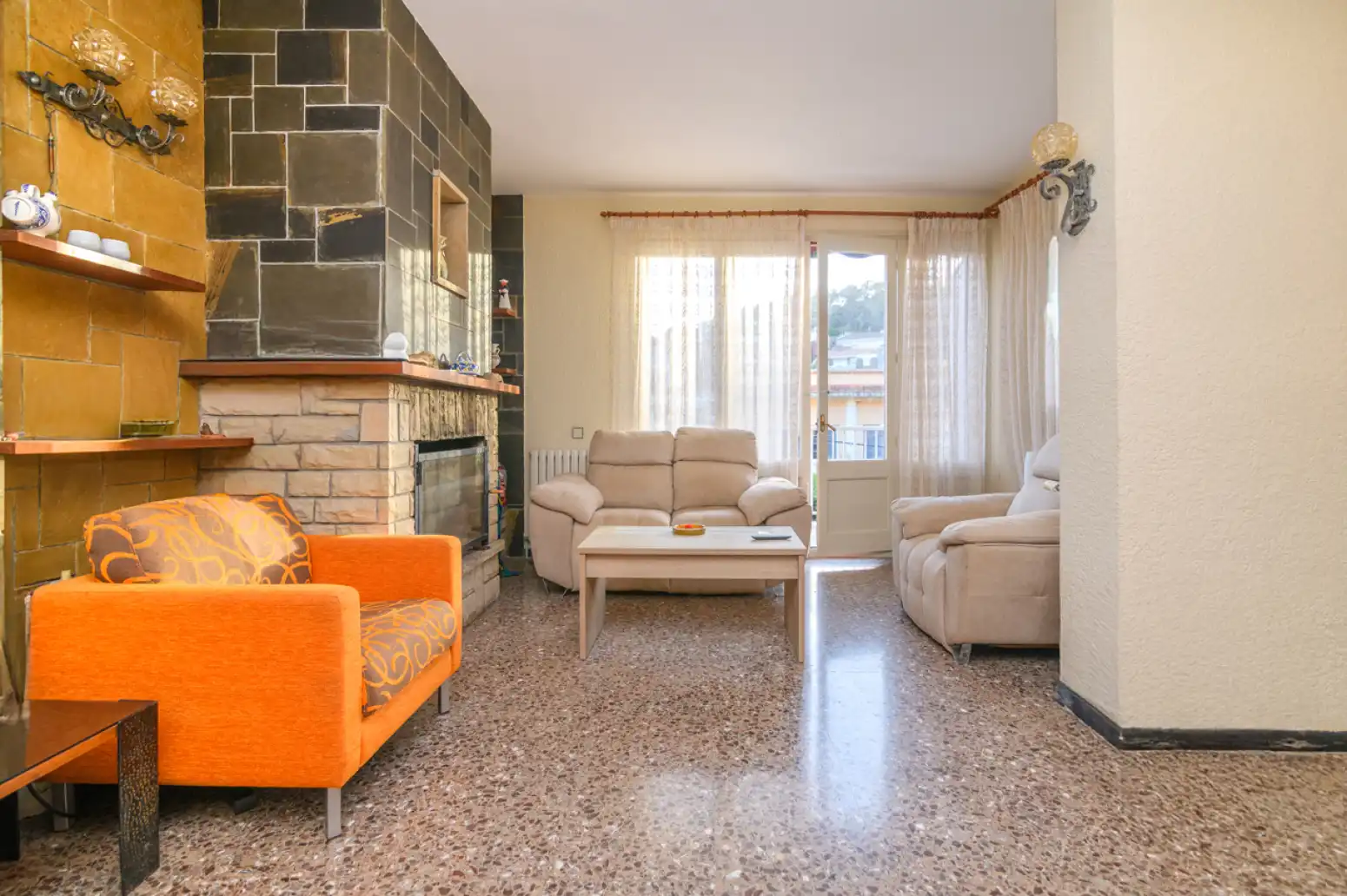 Sala d'estar de Casa o xalet en venda en Cubelles amb Terrassa i Balcó
