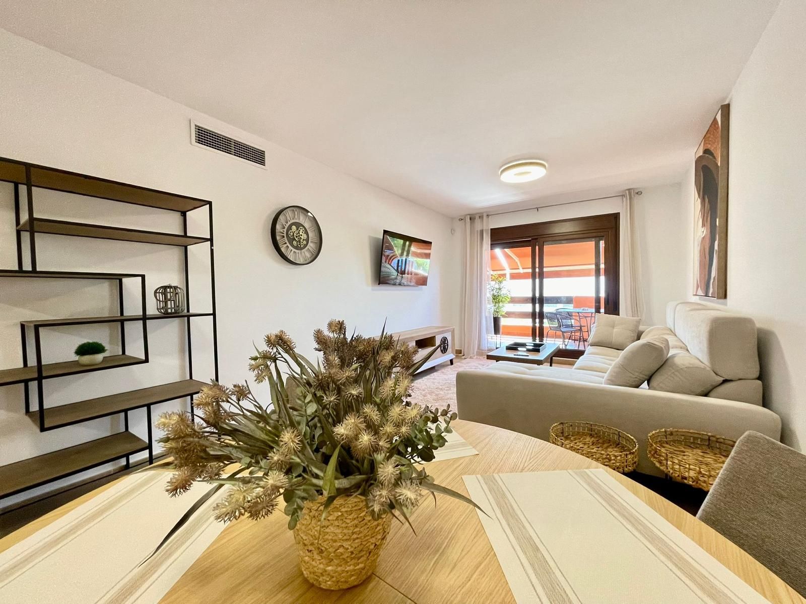 Sala d'estar de Apartament de lloguer en Estepona amb Aire condicionat, Calefacció i Terrassa