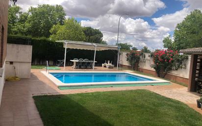 Piscina de Casa adosada en venda en Ciudad Real Capital amb Aire condicionat, Calefacció i Jardí privat