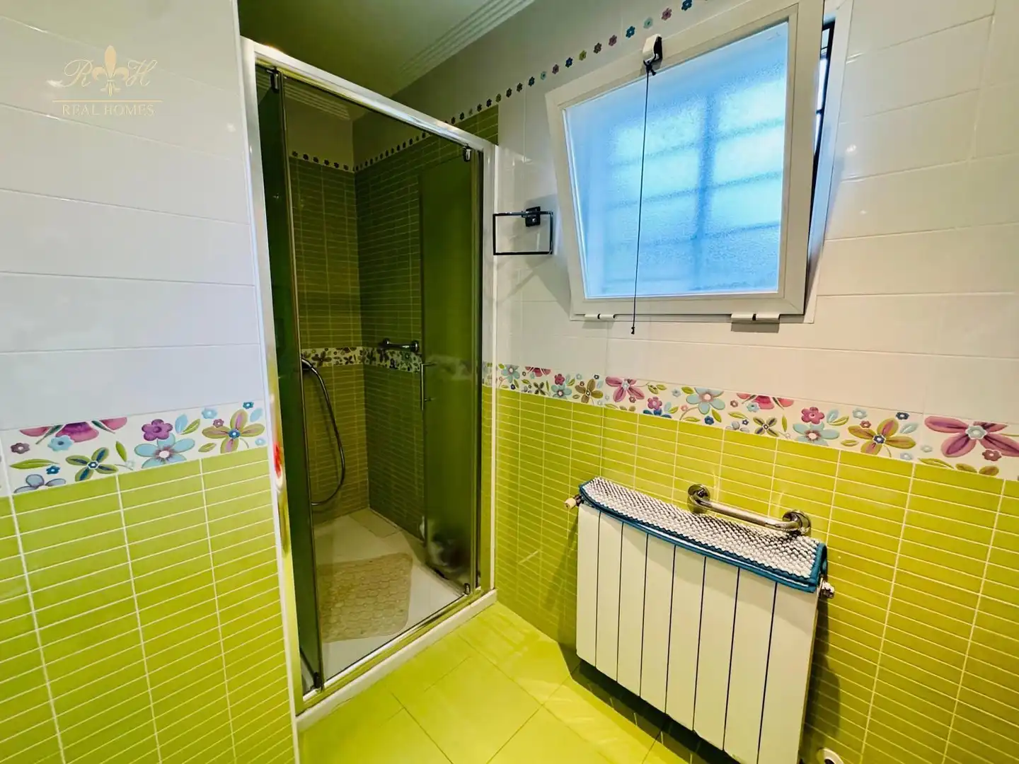 Badezimmer von Einfamilien-Reihenhaus zum Verkauf in L'Alfàs del Pi mit Klimaanlage, Terrasse und Schwimmbad