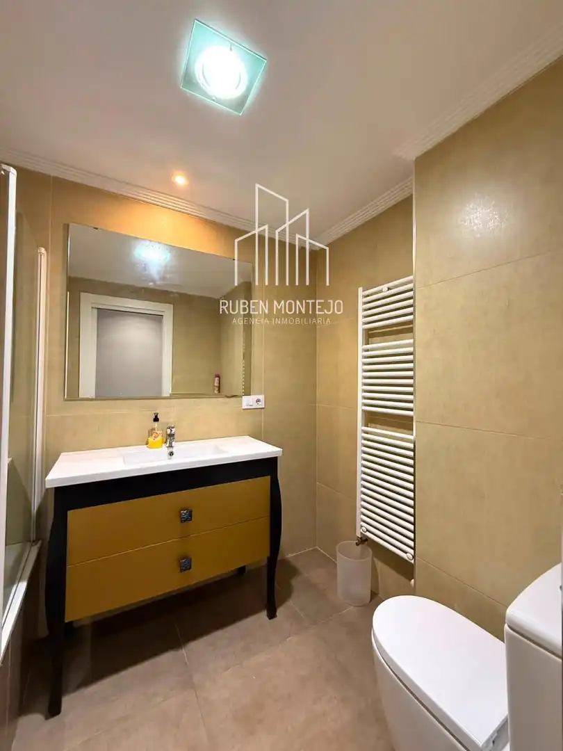 Baño de Piso de alquiler en Salamanca con Calefacción, Parquet y Terraza