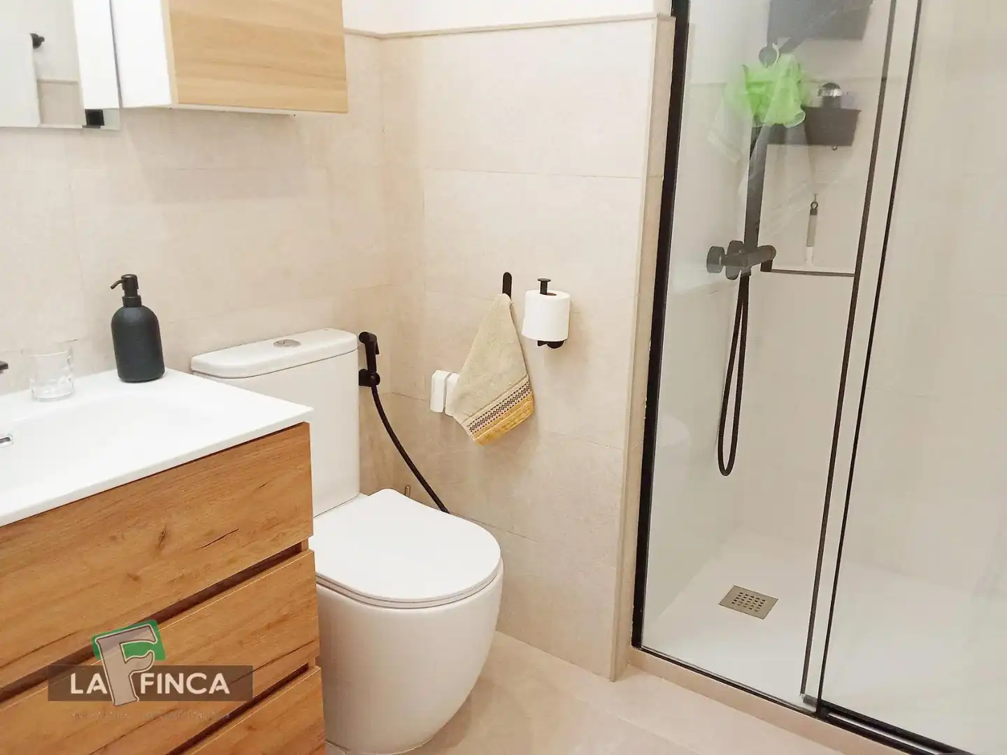 Baño de Piso en venta en Oviedo  con Calefacción y Terraza