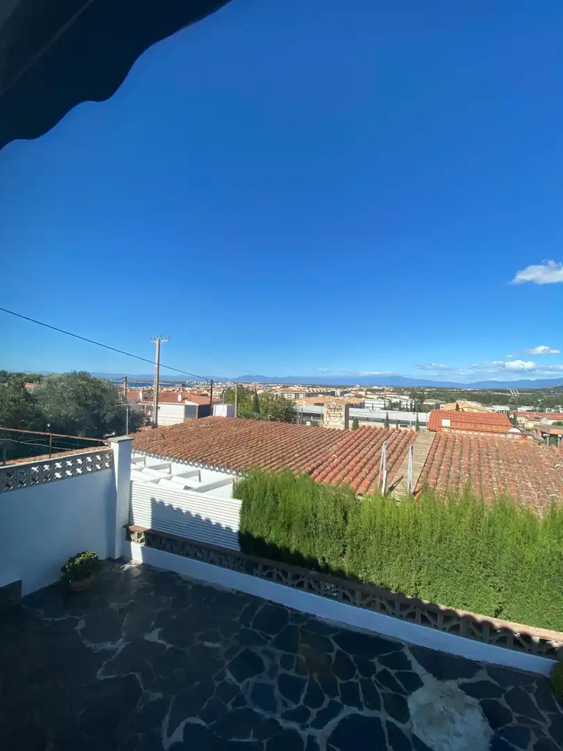 Vista exterior de Casa o xalet en venda en Roses amb Aire condicionat, Calefacció i Jardí privat