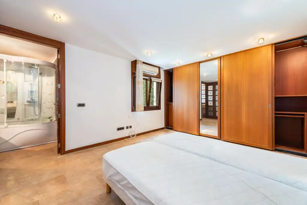 Schlafzimmer von Dachboden zum Verkauf in Calvià mit Klimaanlage, Heizung und Terrasse