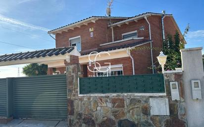 Vista exterior de Casa o xalet en venda en Roda de Berà amb Aire condicionat, Terrassa i Balcó