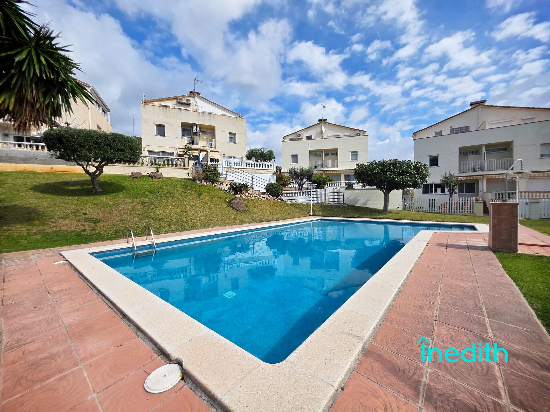 Swimming pool of Single-family semi-detached for sale in Viladecans  with Air Conditioner, Heating and Private garden