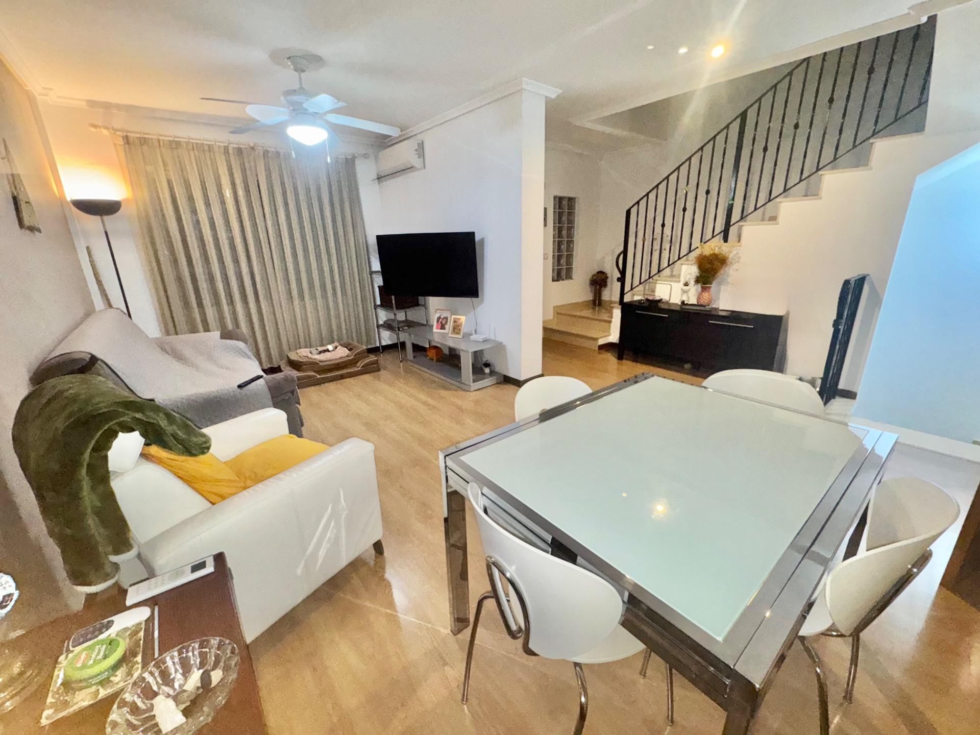 Sala d'estar de Casa adosada en venda en Orihuela amb Traster i Balcó