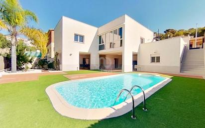 Vista exterior de Casa o xalet en venda en Roda de Berà amb Terrassa i Piscina