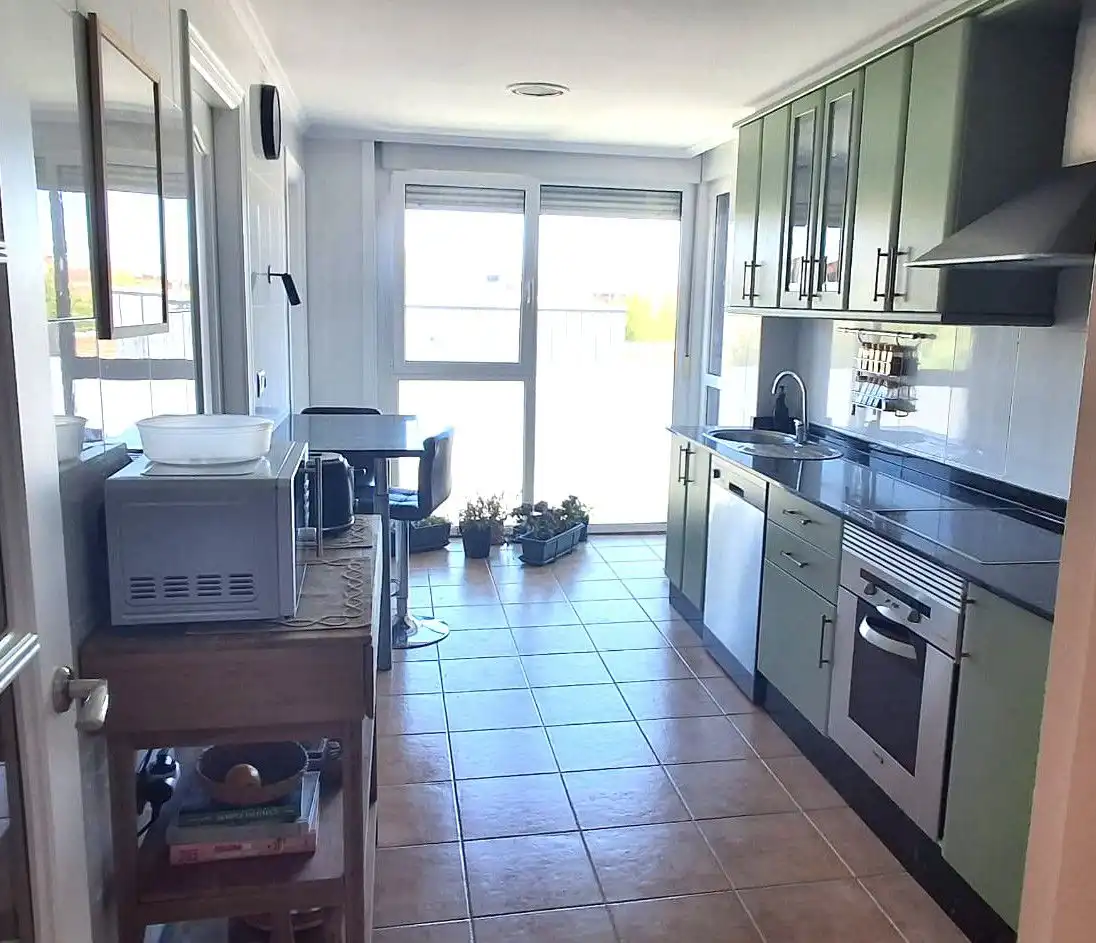 Cuina de Dúplex en venda en Arroyo de la Encomienda amb Calefacció, Parquet i Terrassa