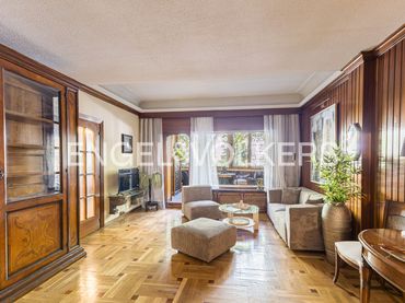 Appartamento con balcone in affitto a Paseo de la Reina Cristina