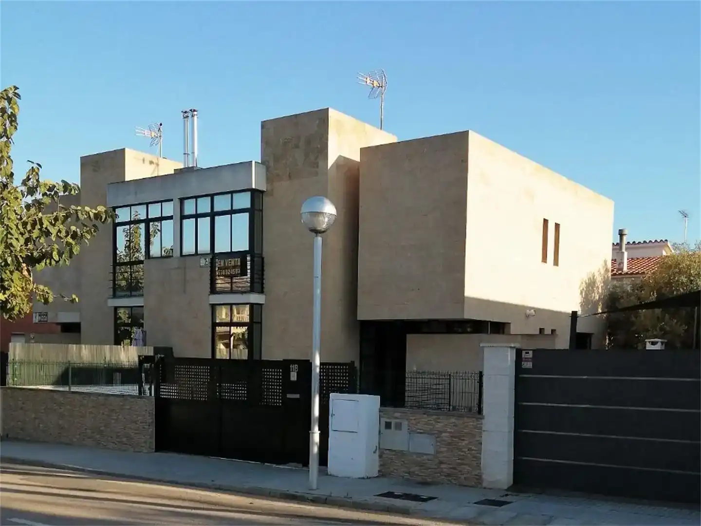Vista exterior de Casa adosada en venda en Salou amb Aire condicionat i Balcó