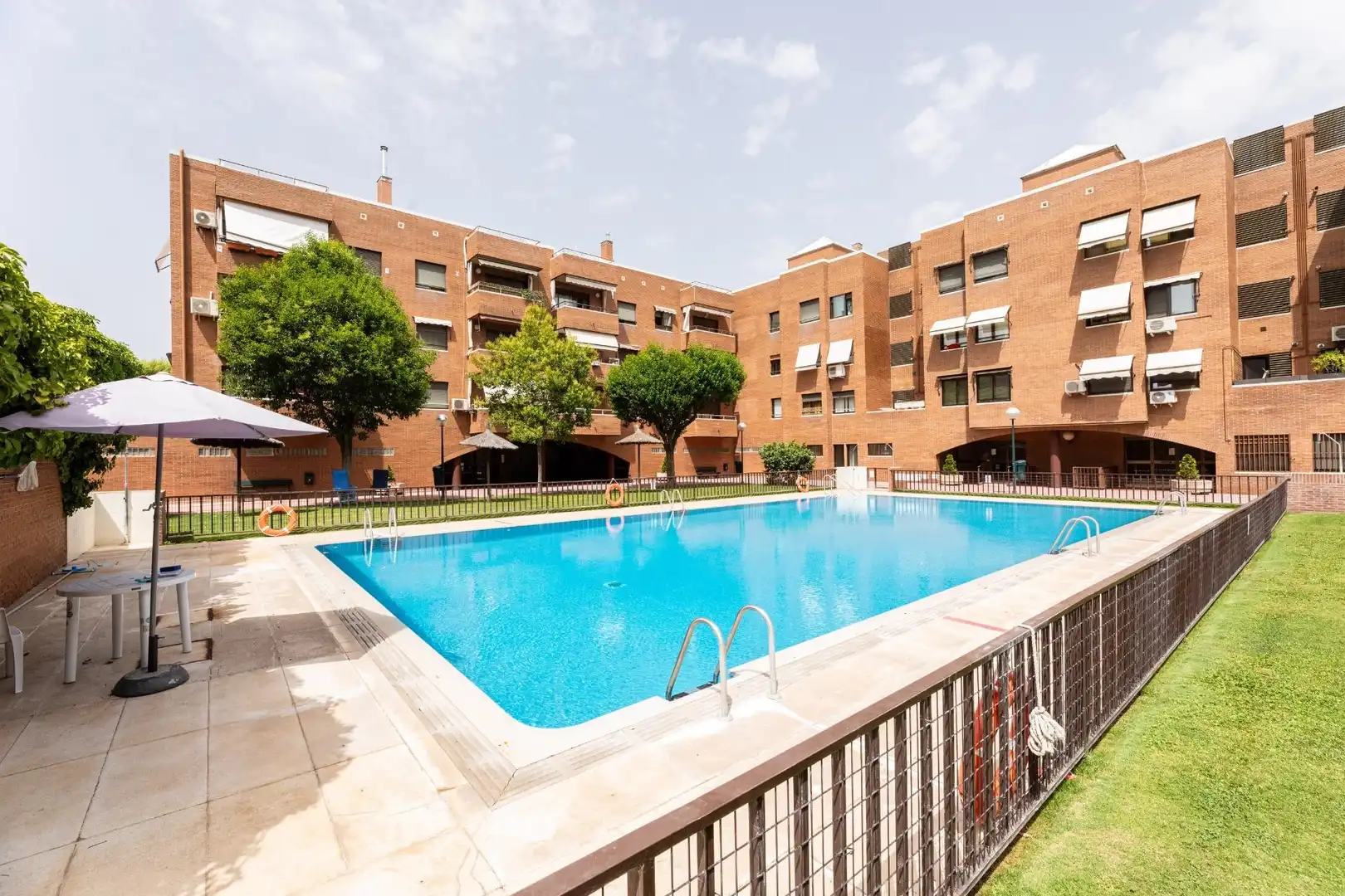 Piscina de Piso de alquiler en Madrid con Piscina comunitaria