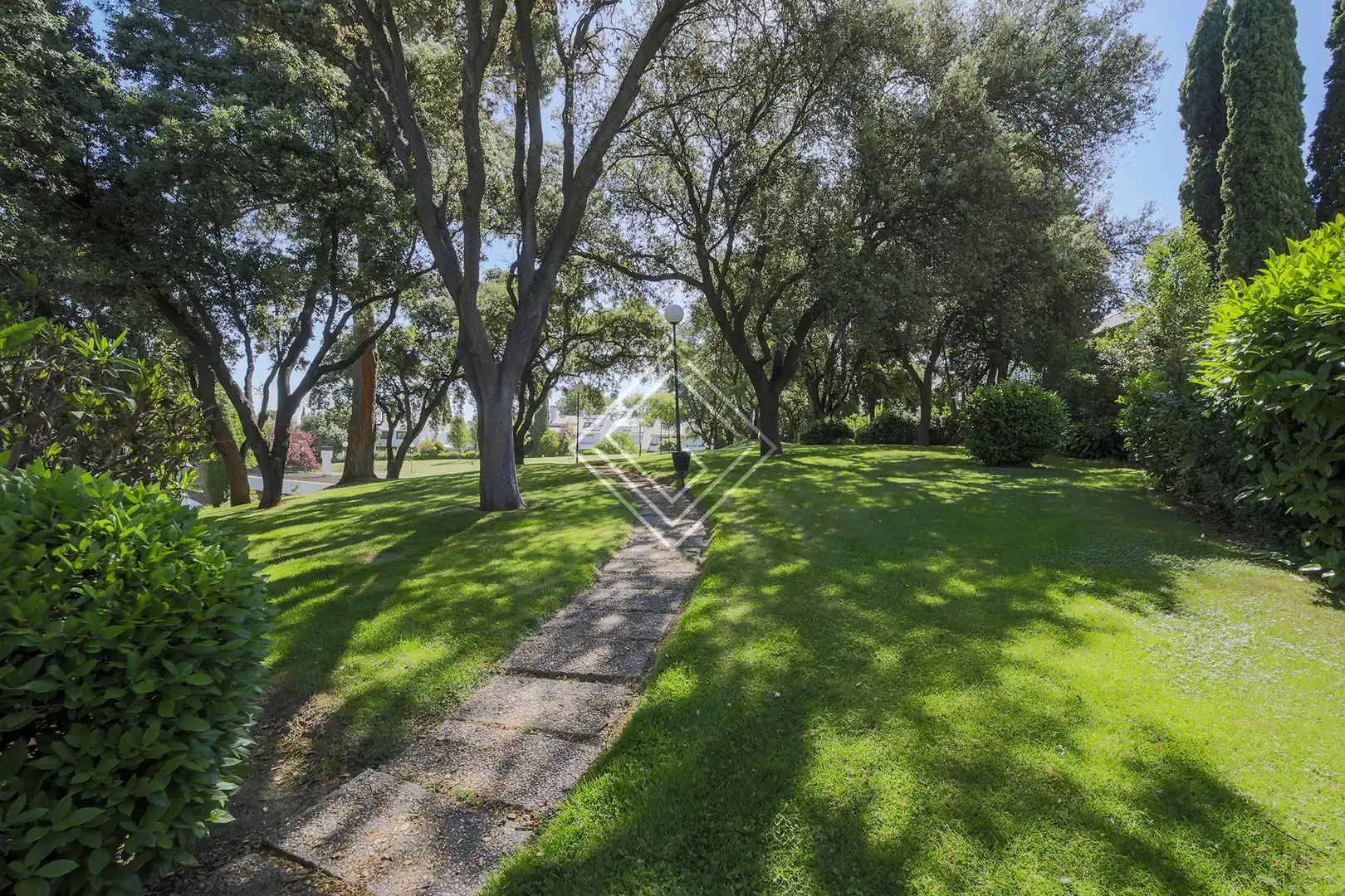 Garten von Einfamilien-Reihenhaus zum Verkauf in La Moraleja mit Klimaanlage, Heizung und Privatgarten